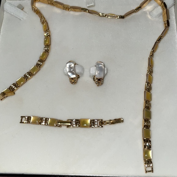 COPY - Fifth Avenue Collection Jewlery set - Picture 4 of 4